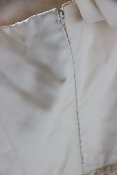 Robe de mariée en satin blanc avec voile...