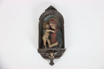 Vierge à l'enfant. Bas relief en plâtre polychrome....
