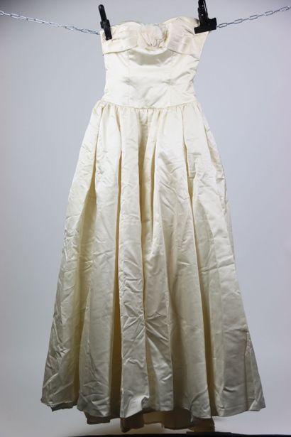 Robe de mariée en satin blanc avec voile...