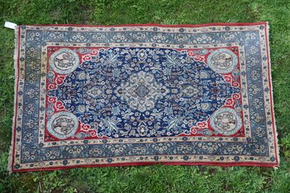 Tapis KASHAN laine et soie a fond rouge....