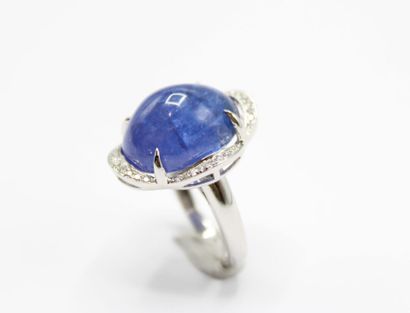 Bague en or gris 18K (750/1000) centrée d'un...