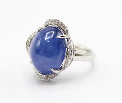 Bague en or gris 18K (750/1000) centrée d'un...