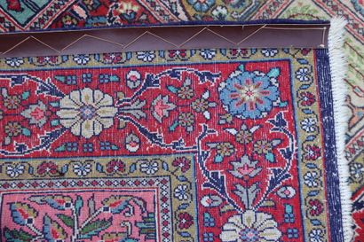 Tapis fond rouge. Dimensions : 205 x 137...