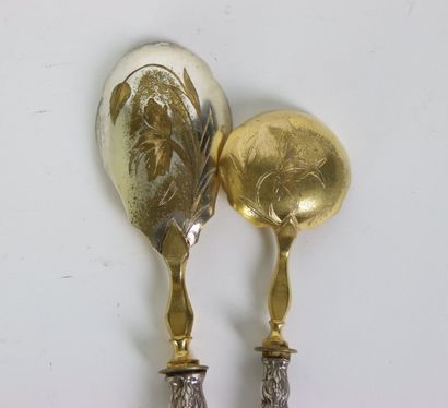 Réunion de deux cuillère de service en argent...