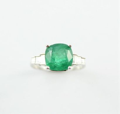 Bague en or gris 18K (750/1000) ornée d'une...