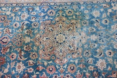Tapis Nain . Laine et soie. Iran. Circa 1975....