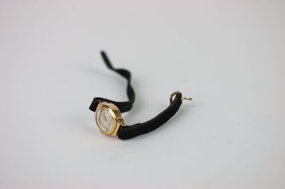 Montre bracelet de dame, boitier en or jaune...