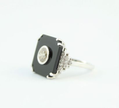 Bague en or gris 18K (750/1000) de style...