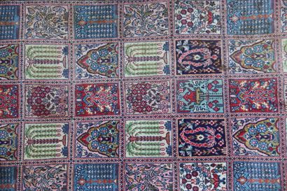 Tapis fond rouge. Dimensions : 205 x 137...