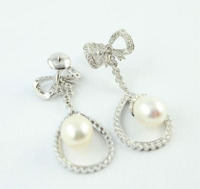 Paire de boucle d'oreille en or gris 18K...