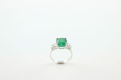 Bague en or gris 18K (750/1000) ornée d'une...