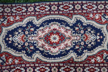 Carpet mécanique à décor floral. Bon état...