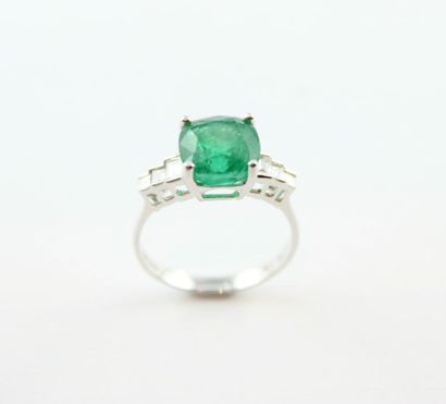 Bague en or gris 18K (750/1000) ornée d'une...