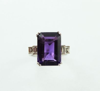 Bague en or gris 18K (750/1000) de style...