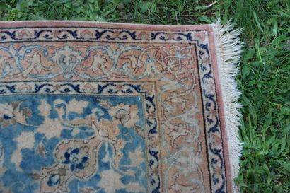 Tapis Nain . Laine et soie. Iran. Circa 1975....