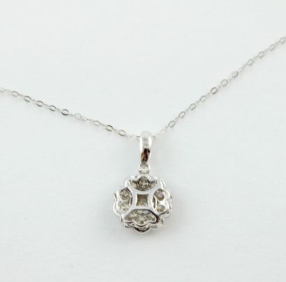 Collier en or gris 18K (750/1000) orné d'une...
