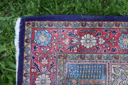 Tapis fond rouge. Dimensions : 205 x 137...