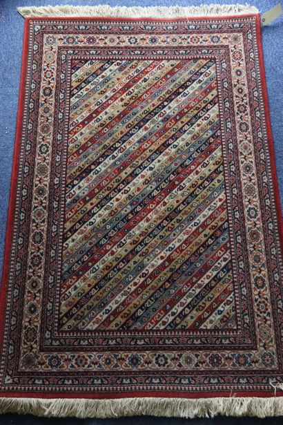 Tapis en laine. Dimensions: 110 x 170 cm