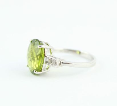 Bague en or gris18K (750/1000) sertie d'un...