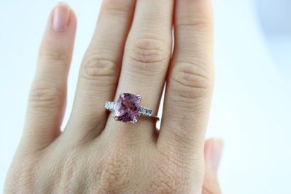 Bague en or gris 18K (750/1000) ornée d'une...