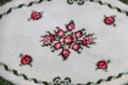 Carpet mécanique ovale à décor floral sur...