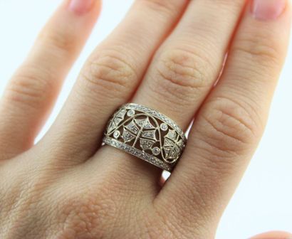 Bague en or gris 18K (750/1000) ajourée pavée...