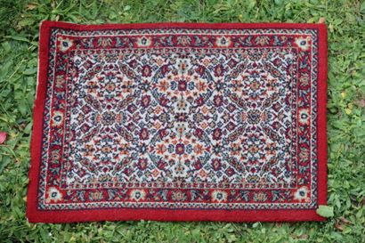 Carpet mécanique à décor floral géométrique....