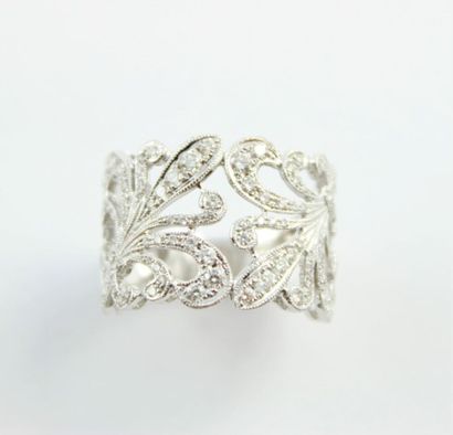 Bague en or gris 18K (750/1000) formant un...
