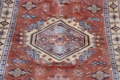 Lahore . Pakistan. Vers 1980. Tapis. Dimensions:...