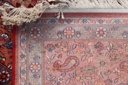 IRAN. XXe. Tapis en laine fond rouge. Dimensions...