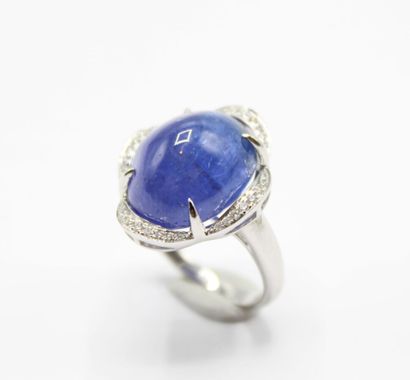 Bague en or gris 18K (750/1000) centrée d'un...