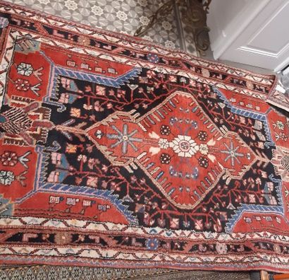 Tapis. Hosseinhabad. Iran. Vers 1970. Dimensions...