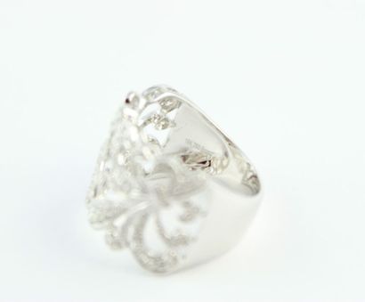 Bague en or gris 18K (750/1000) formant un...