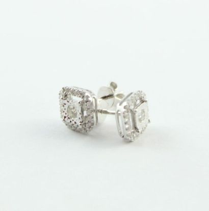 Paire de boutons d'oreilles en or blanc 18K...