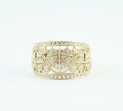 Bague en or gris 18K (750/1000) ajourée pavée...
