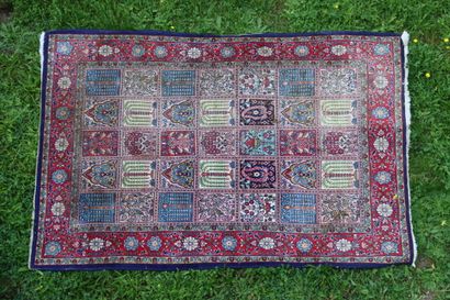 Tapis fond rouge. Dimensions : 205 x 137...