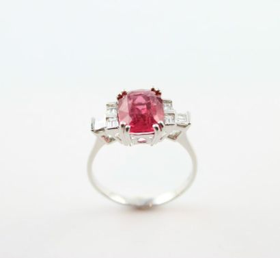 Bague en or blanc 18K (750/1000) ornée spinelle...