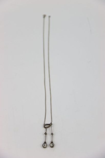 Collier en or blanc 18K (750/1000) . Composé...