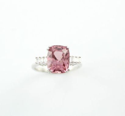 Bague en or gris 18K (750/1000) ornée d'une...
