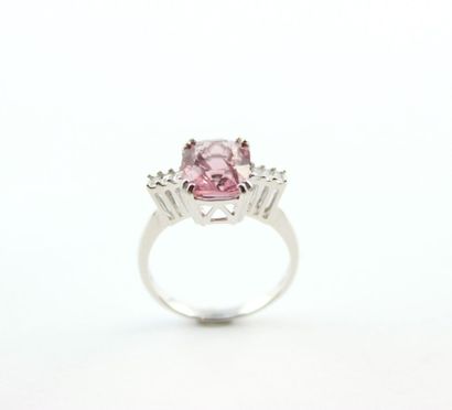Bague en or gris 18K (750/1000) ornée d'une...