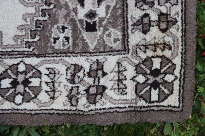 Grande carpet mécanique à décor floral géométrique....