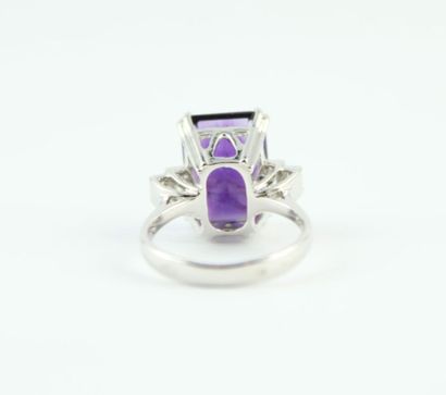 Bague en or gris 18K (750/1000) de style...