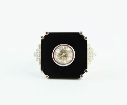 Bague en or gris 18K (750/1000) de style...