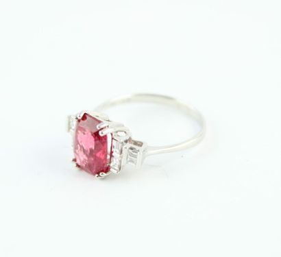 Bague en or blanc 18K (750/1000) ornée spinelle...