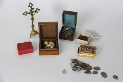 Réunion composée de médailles religieuses...