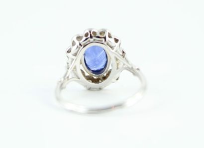 Bague en or blanc 18K (750/1000) ornée d'un...
