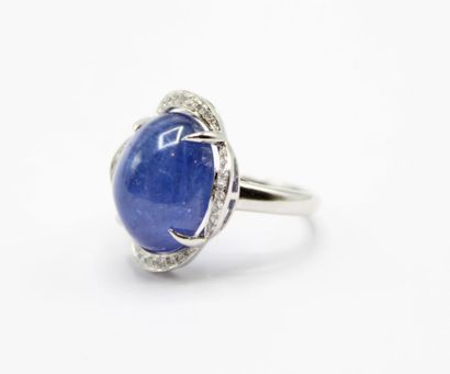Bague en or gris 18K (750/1000) centrée d'un...