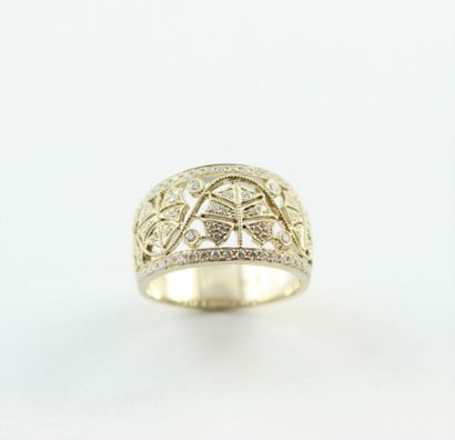 Bague en or gris 18K (750/1000) ajourée pavée...