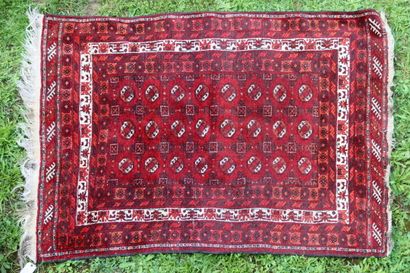 AFGHAN. Vers 1975. Tapis en laine à décor...