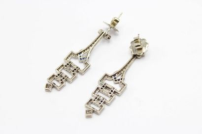 Paire de boucles d'oreille en or gris 18K...